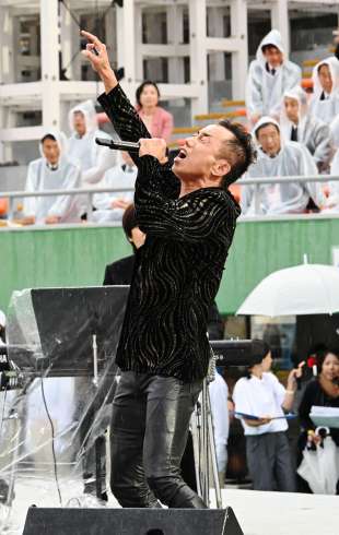 〈別カット〉熱唱する長渕剛さん＝７日、鹿児島市の白波スタジアム