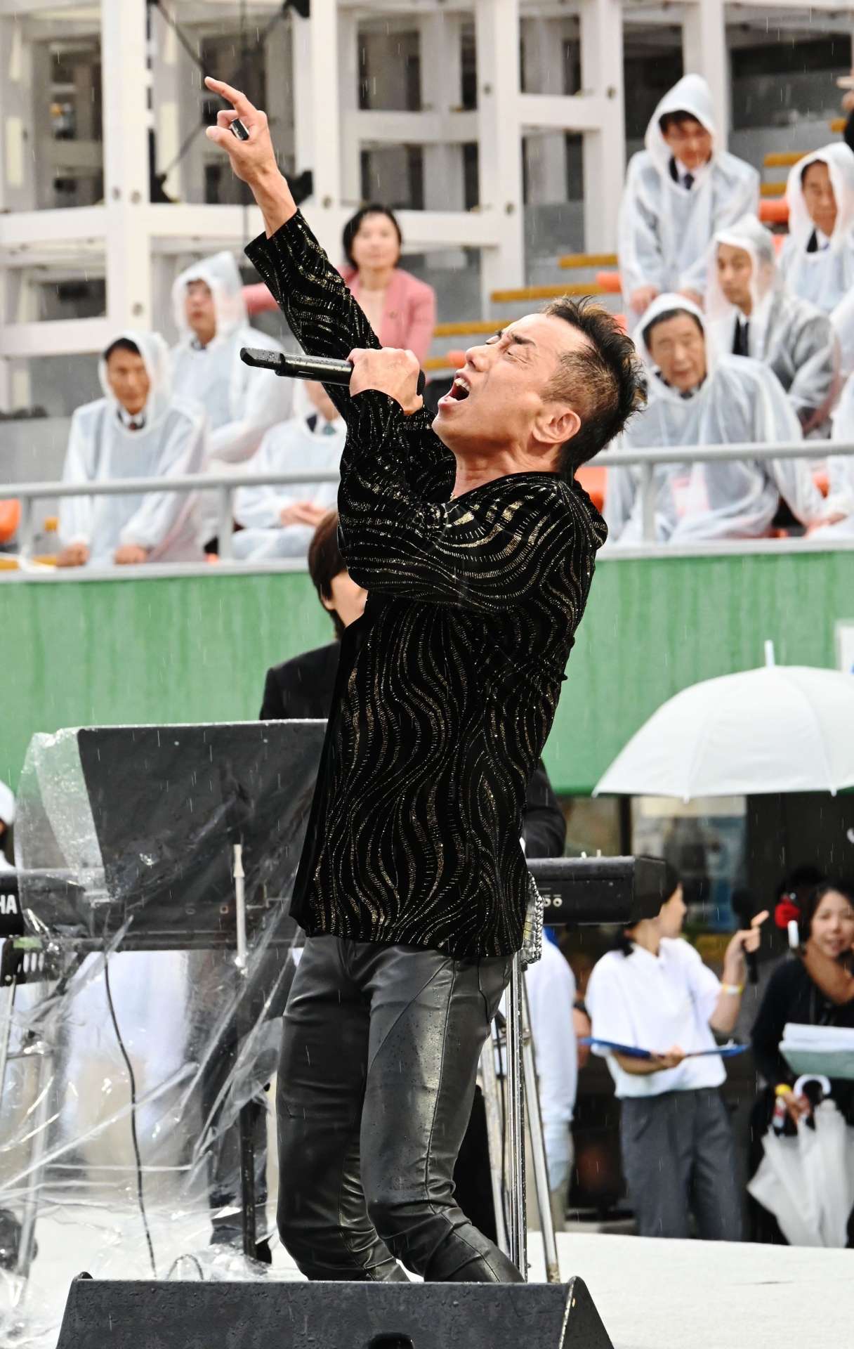 〈別カット〉熱唱する長渕剛さん＝７日、鹿児島市の白波スタジアム