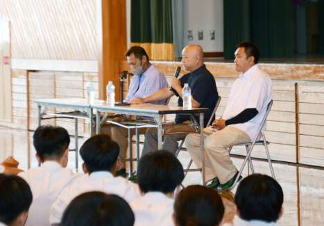 薬物依存症になった経験を話す長久保剛施設長（中央）＝鹿児島市の鹿児島南高校