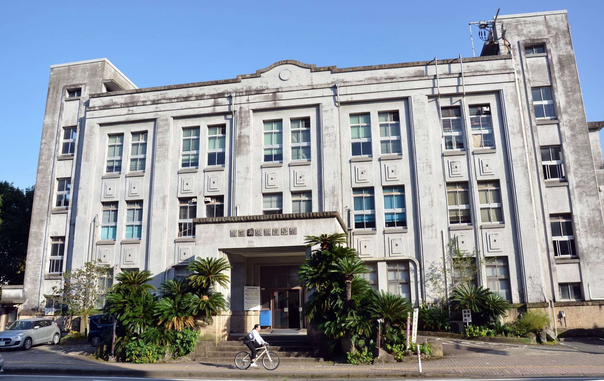 １９３１（昭和６）年完成の鉄筋コンクリート造り、新たな移転先が決まり、保存、活用してくれる団体に売却される予定になった鹿児島県教育会館＝鹿児島市山下町