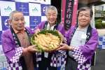 早掘りタケノコを手にする生産者＝１３日、さつま町虎居のＪＡ北さつま本所