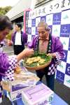 早掘りタケノコを箱詰めする生産者＝１３日、さつま町虎居のＪＡ北さつま本所