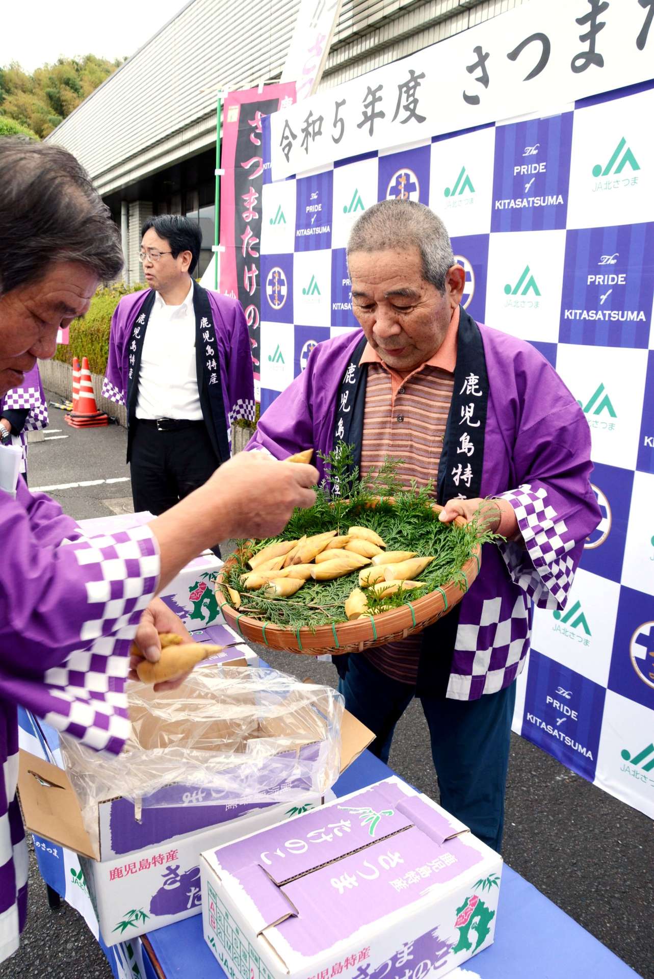 早掘りタケノコを箱詰めする生産者＝１３日、さつま町虎居のＪＡ北さつま本所