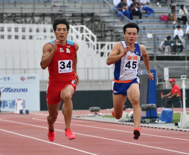 成年男子１００メートル予選に出場する山縣亮太（左）＝鹿児島市の白波スタジアム