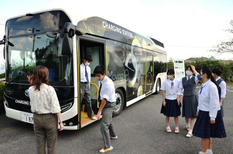 水素で走る燃料電池バスを見て回る生徒＝１６日、鹿児島市の錦江湾高校