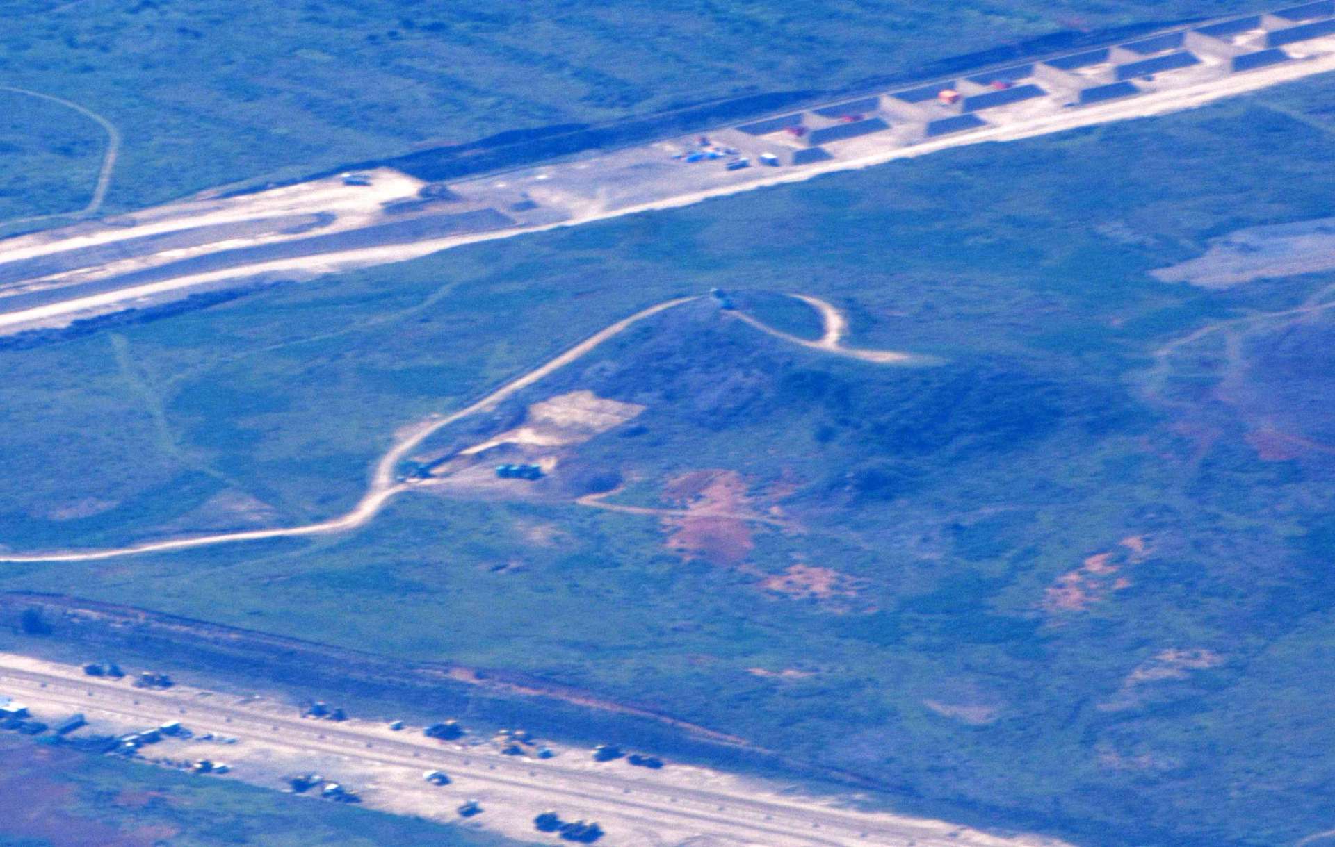 造成が始まっている岳之腰（中央）。頂上付近が解体中のトーチカ＝１９日、西之表市馬毛島