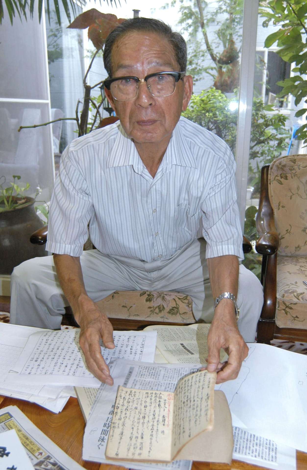 当時の日記帳を元に「国民が賢くなる必要がある」と話す後庵彌三郎さん