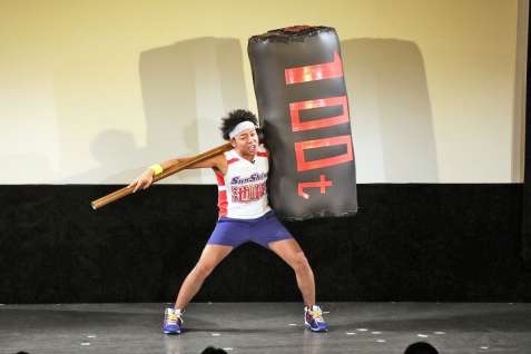 お笑いライブで、強力な武器を手に戦うサトル