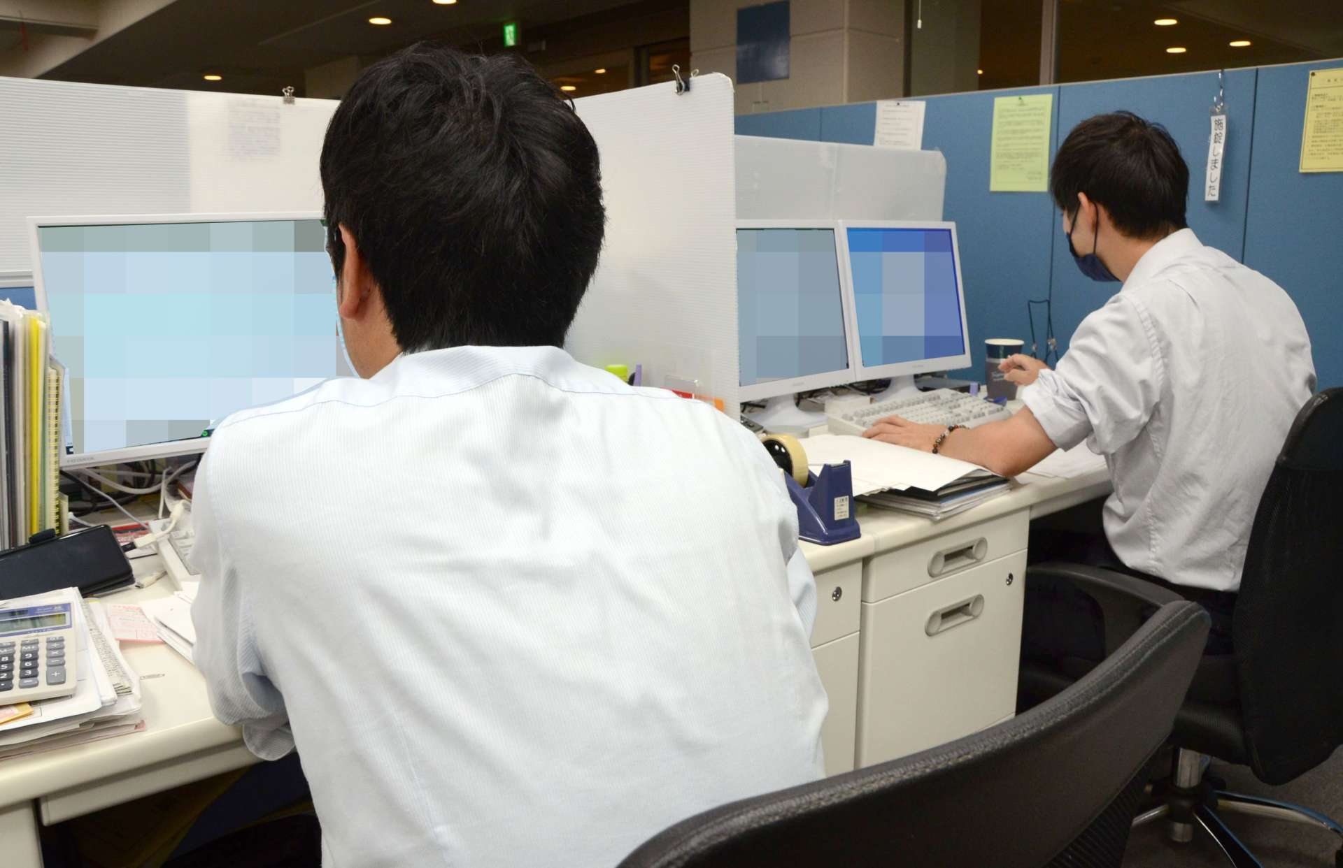 従業員の勤務状況を管理する南日本総合サービスの社員＝鹿児島市小川町（画像は一部加工してあります）