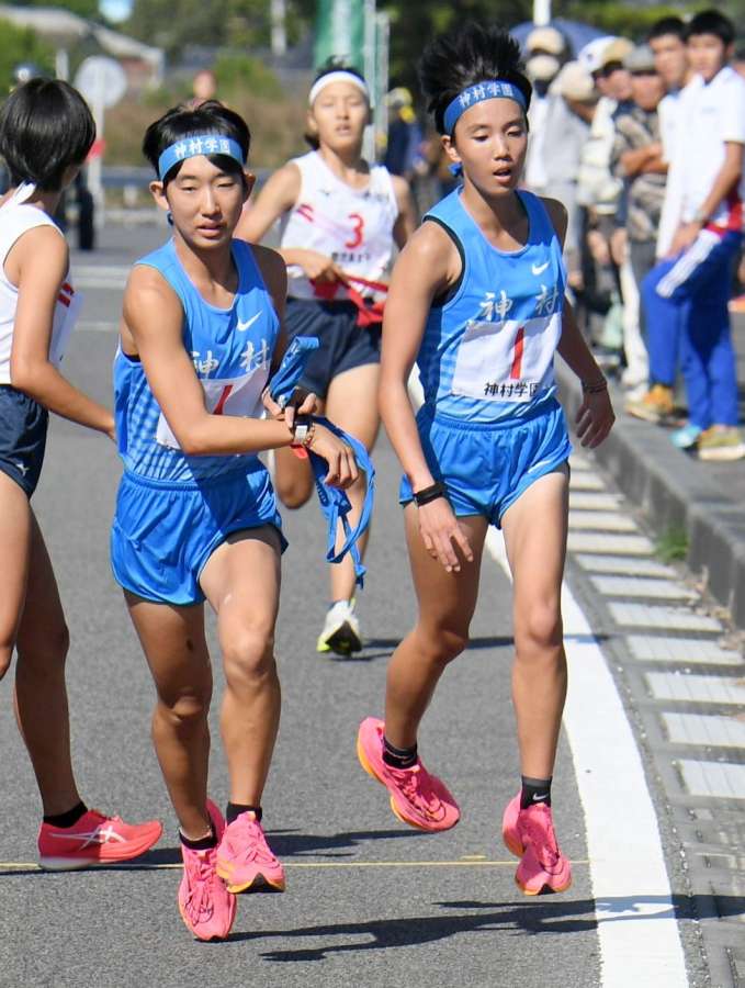 第１中継所、神村学園・瀬戸口（右）から黒神へたすきが渡る＝指宿市