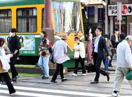 コロナの５類移行から半年、マスクを着けた人、着けない人とそれぞれの天文館の様子＝７日午後、鹿児島市千日町