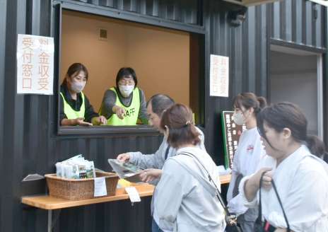 雄川の滝有料化の実証実験で設けられた料金受付所＝南大隅町根占川北