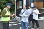 雄川の滝有料化の実証実験で、観光客の対応をするスタッフ＝南大隅町根占川北