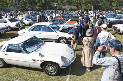 懐かしの車が並ぶ会場＝出水市の野田運動場