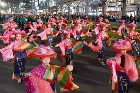 色鮮やかな衣装の踊り連が夜の繁華街を彩る＝２日午後、鹿児島市の天文館通り