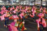 色鮮やかな衣装の踊り連が夜の繁華街を彩る＝２日午後、鹿児島市の天文館通り