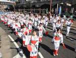 息の合った動きで繁華街を練り歩く踊り連＝３日、鹿児島市金生町