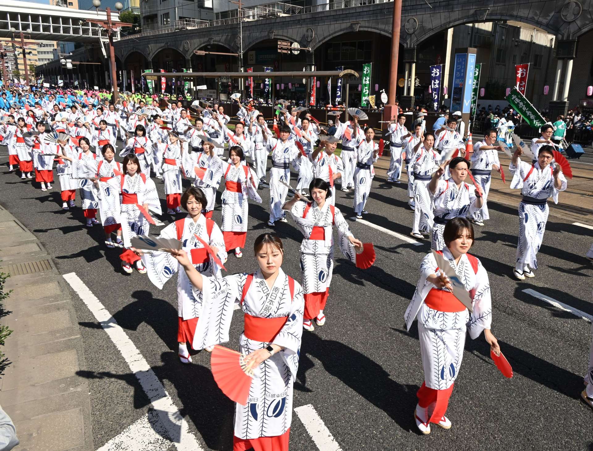 息の合った動きで繁華街を練り歩く踊り連＝３日、鹿児島市金生町