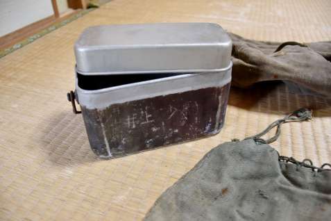 ソ連の収容所で使っていた飯ごう。「井上少尉」と名前が書かれている