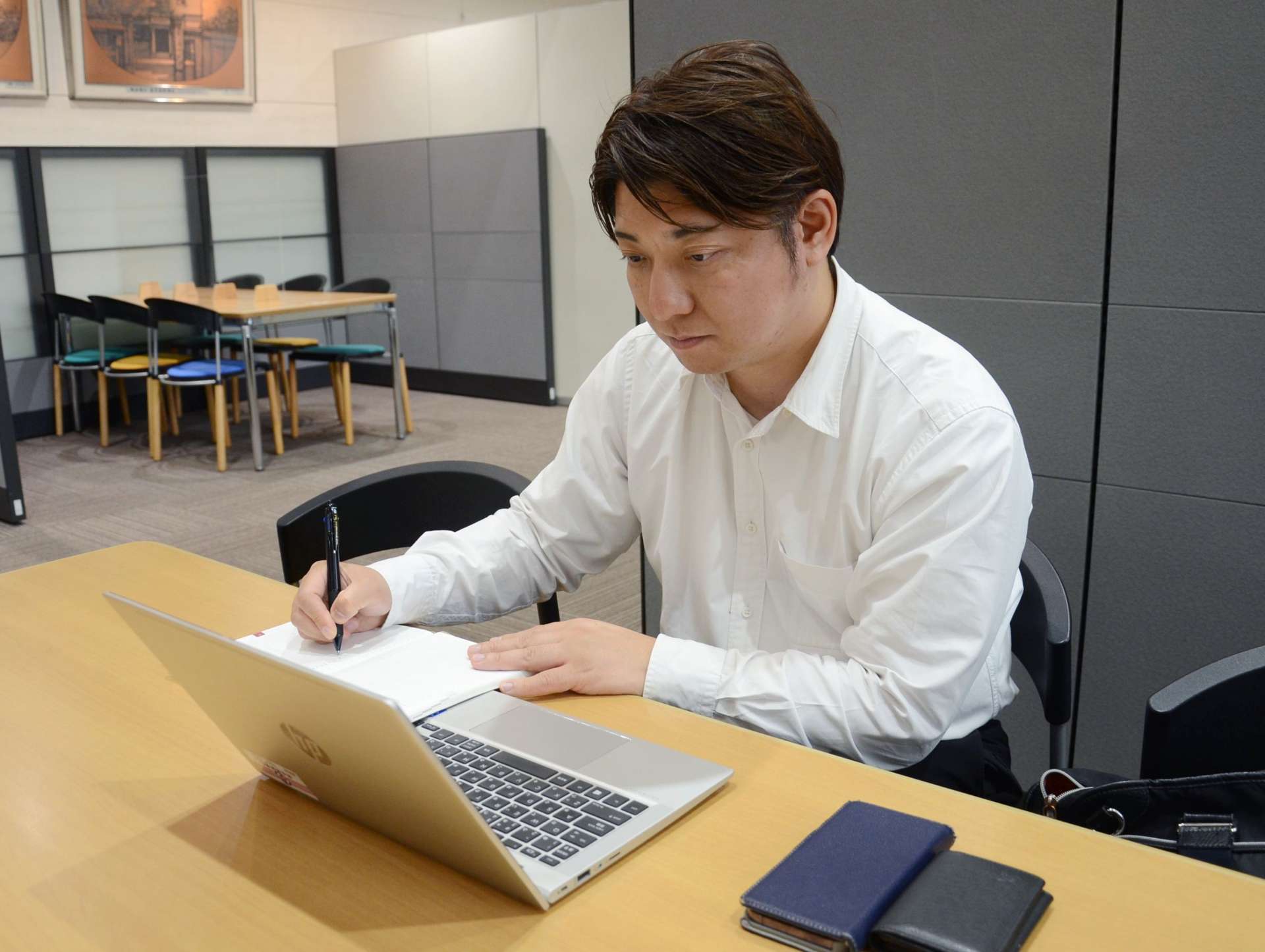 オンラインで男性からの相談に応じる佐々木浩介さん＝１１日、鹿児島市