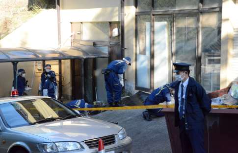 鑑識作業をする捜査員ら＝２５日午後３時１分、鹿児島市東坂元３丁目