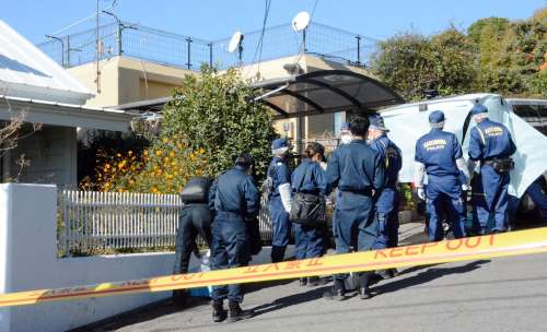 現場検証をする捜査員ら＝２５日午後、鹿児島市東坂元３丁目