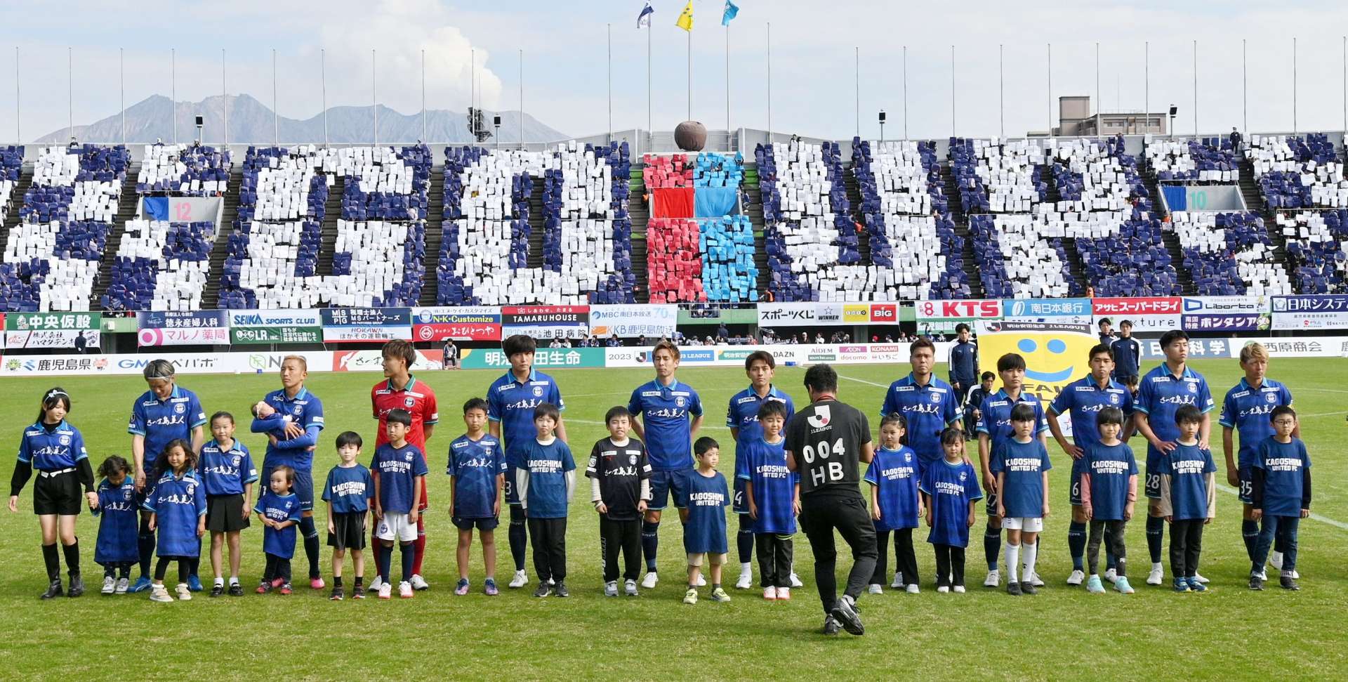 人文字で鹿児島ユナイテッドＦＣイレブンを鼓舞するサポーター＝２６日、鹿児島市の白波スタジアム