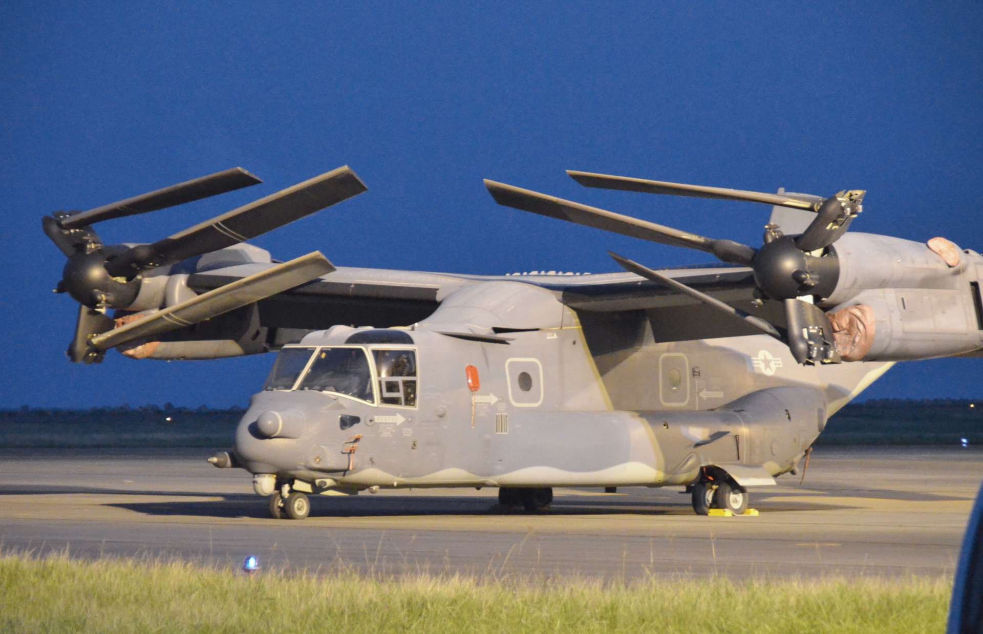 〈資料写真〉２０１８年撮影、米空軍輸送機ＣＶ２２オスプレイ＝奄美市の奄美空港