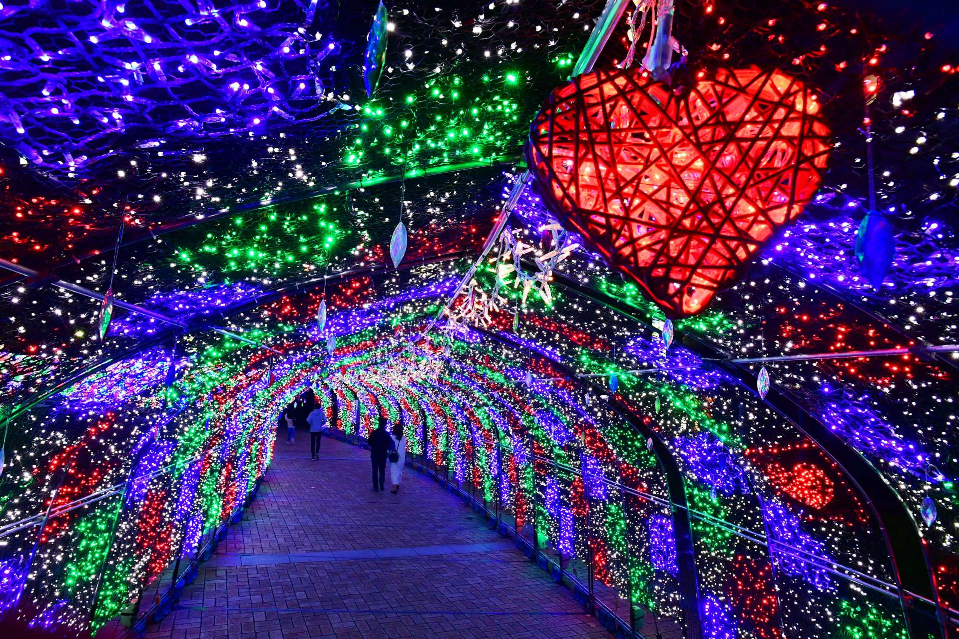 光の演出で幻想的な雰囲気の会場＝４日、鹿児島市の天文館公園