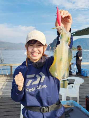 私が釣り上げたアオリイカ。次はチャイロマルハタに挑戦だ＝１１月４日午前、桜島沖