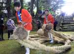 巨大草履を引きずる中学生＝１７日午後３時、南さつま市大浦町の大山祇神社