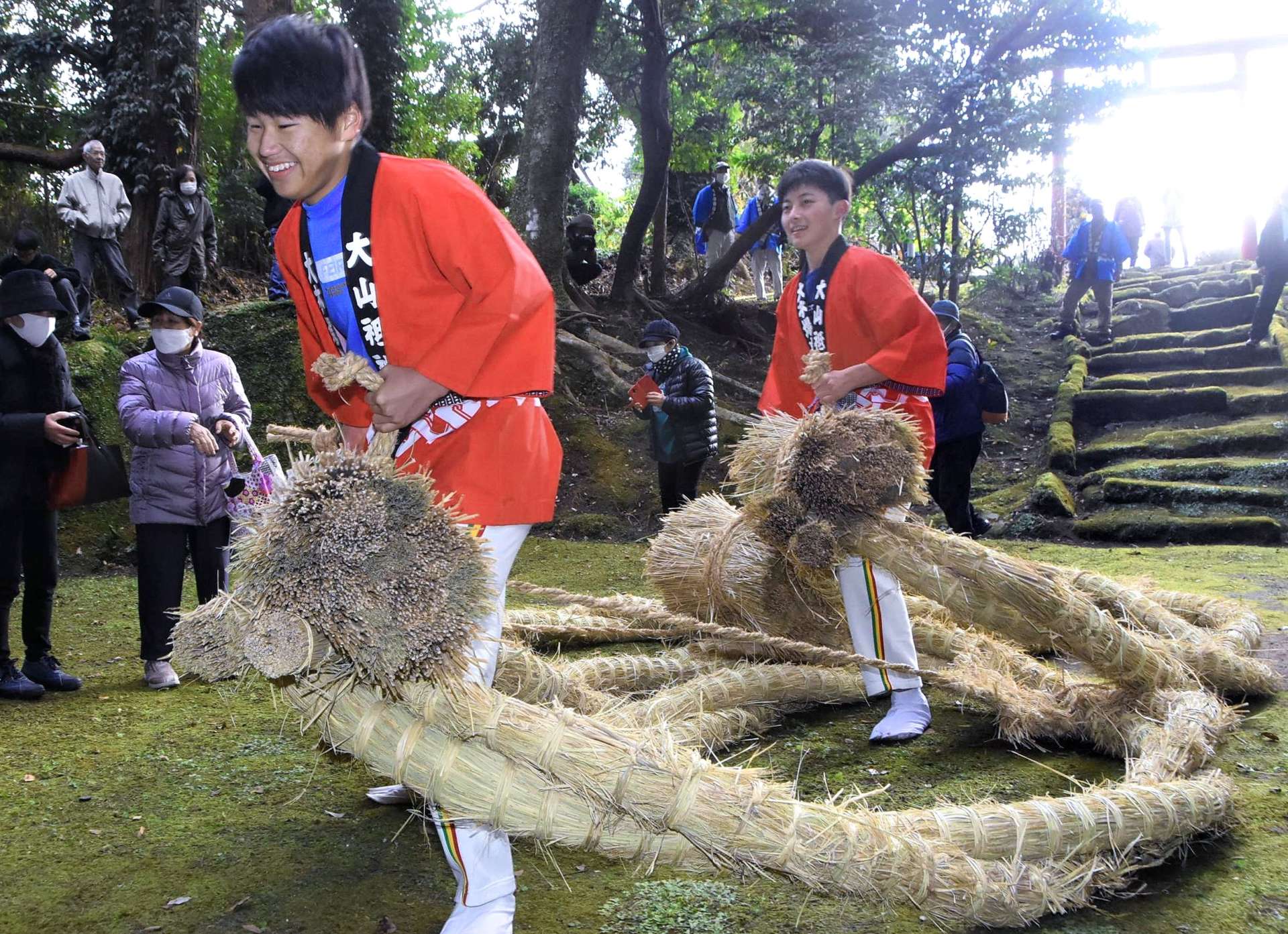 巨大草履を引きずる中学生＝１７日午後３時、南さつま市大浦町の大山祇神社