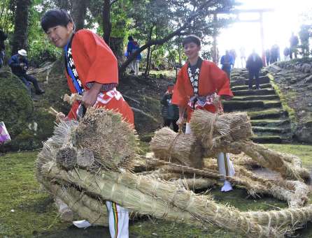（別カット）巨大草履に悪戦苦闘し引きずる中学生＝１７日午後３時、南さつま市大浦町の大山祇神社