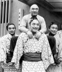 父の井筒親方をかつぐ３兄弟。左から福薗（鶴嶺山）、寺尾、逆鉾＝１９８４年５月