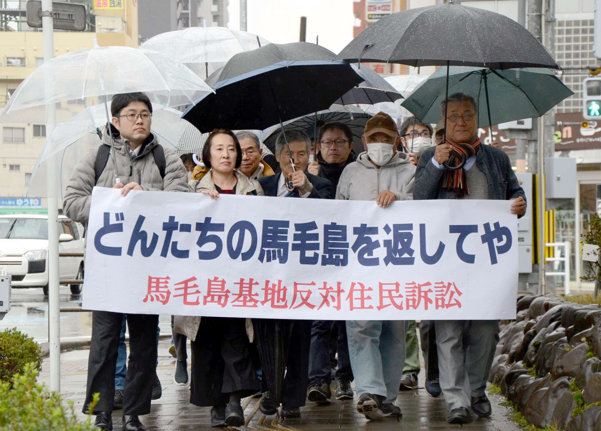 裁判所に向かって行進する原告ら＝１９日午後１時ごろ、鹿児島市山下町