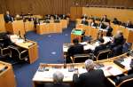 提案理由を説明する椎木伸一市長（左奥）＝２０日、出水市議会
