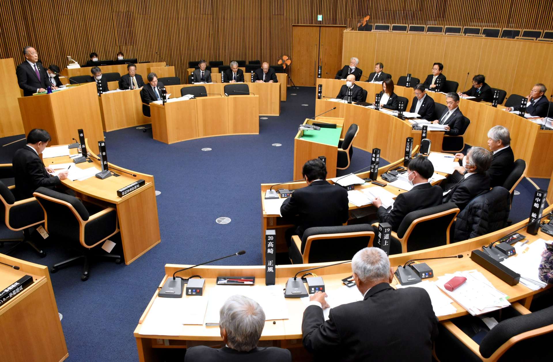 提案理由を説明する椎木伸一市長（左奥）＝２０日、出水市議会