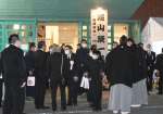 錣山親方の通夜に続々と参列する関係者や力士ら＝錣山部屋