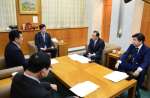 肥薩おれんじ鉄道の財政支援継続の決定を塩田康一知事に伝える県市町村振興協会の本坊輝雄理事長（右から２人目）ら＝２５日、県庁