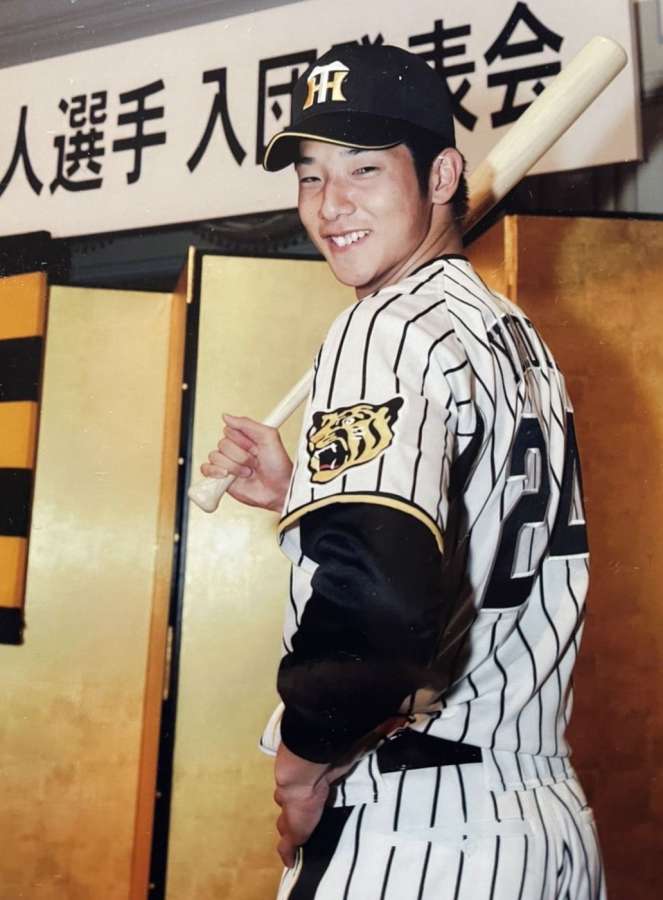 阪神の入団発表会で背番号２４のユニホームを披露する横田慎太郎さん（家族提供）