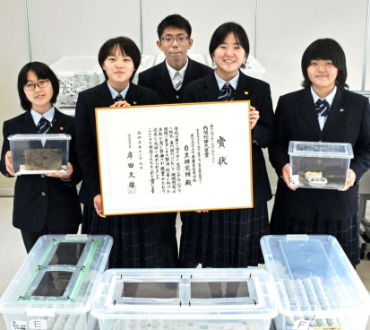 賞状を手に笑顔を見せる市来農芸高校の生徒＝いちき串木野市の同校