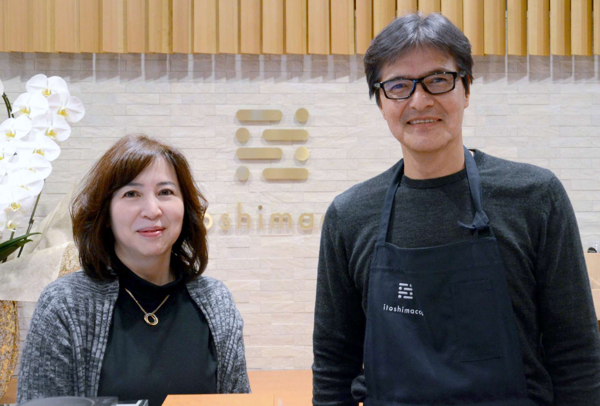 店に立つ田之上慶三郎さんと妻の真喜子さん＝福岡県糸島市前原中央２丁目
