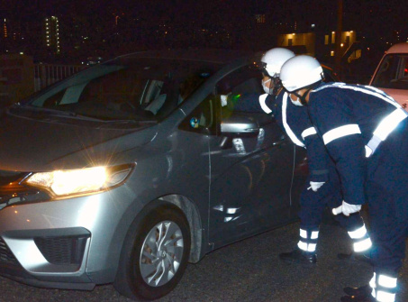 飲酒検問をする警察官＝９日、鹿児島市（本文と写真は関係ありません。画像は一部加工してあります）