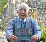著書「哲学の庭」の全国販売を喜ぶ中村隆重さん＝南大隅町根占川北