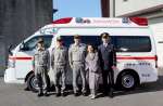 救急車や指揮車の購入費を寄付した秀島美代子さん（右から２人目）＝鹿児島市の南消防署