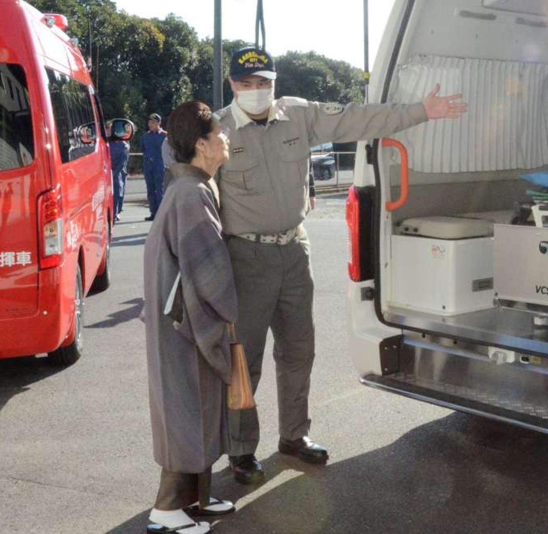 寄付金で購入された救急車の装備の説明を聞く秀島美代子さん（左）＝鹿児島市の南消防署