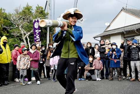 無病息災などを願い勢いよく竹筒を回す担ぎ手＝７日、指宿市山川浜児ケ水
