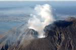 活発な活動が続く桜島の南岳山頂火口＝２０２４年１月８日、本社チャーター機から
