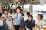 ２００４年８月、肥薩おれんじ鉄道で阿久根市から薩摩川内市へ向かう車中で参加者と東シナ海の景色やゲームを楽しむ八代亜紀さん