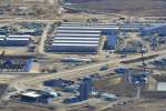 仮設の建造物が密集し、街のように見える島の中央部＝８日、本社チャーター機から